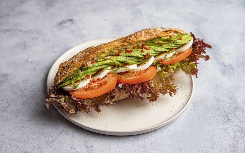 Baguette med egg og avocado